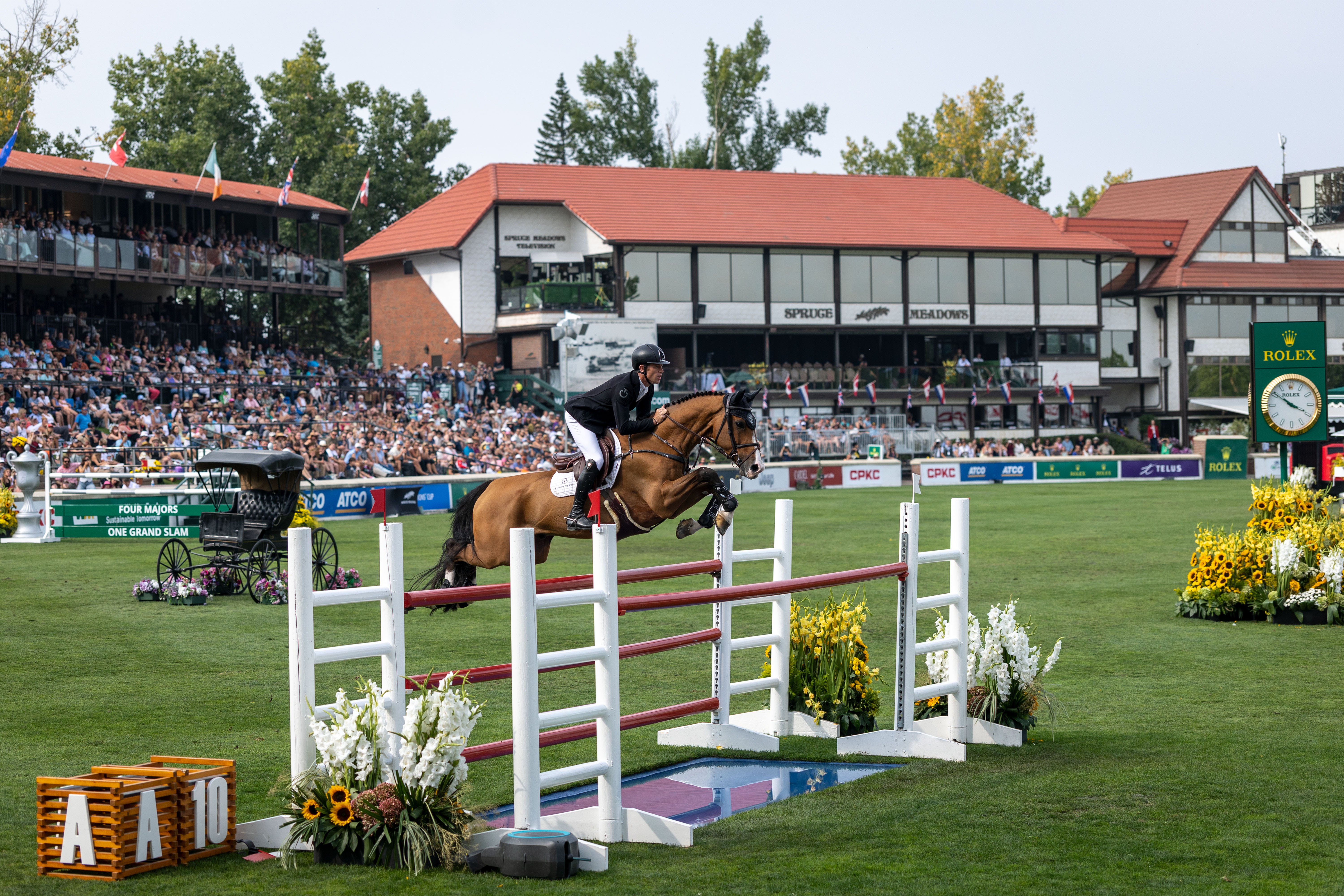 GESCHIEDENIS LONKT ONDER DE ROLEX-KLOKKENTOREN OP SPRUCE MEADOWS